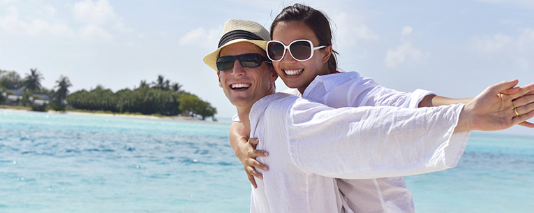 Allianz - newlyweds on honeymoon vacation