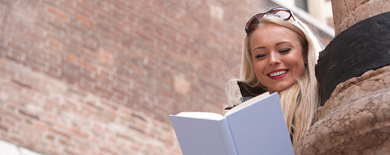Allianz - female student reading book