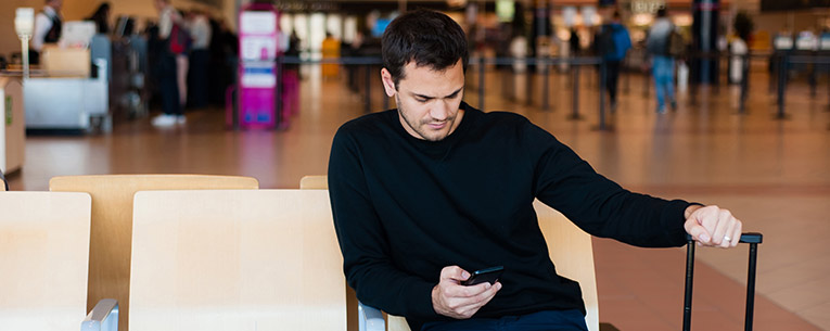 Allianz - man waiting for flight