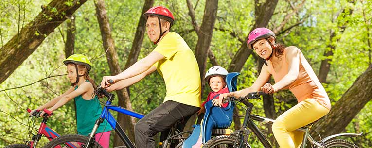 Allianz - family biking together