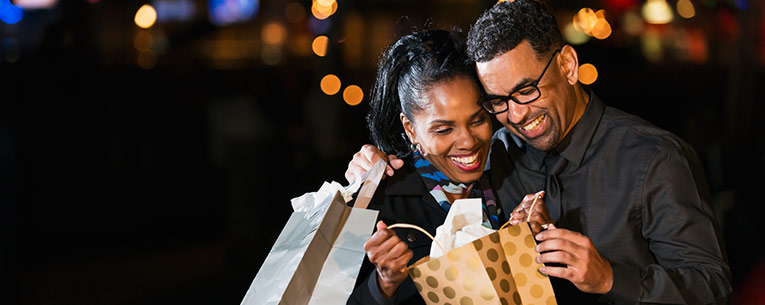 Allianz - couple-opening-gifts