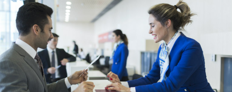 Allianz - man checking in at airport