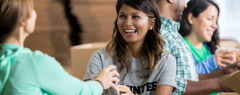 Allianz - volunteer accepting donation