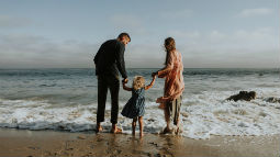 Allianz - couple at the beach