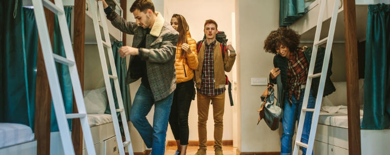 Allianz - young people in a hostel bedroom