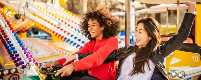 Allianz - two women on an amusement park ride