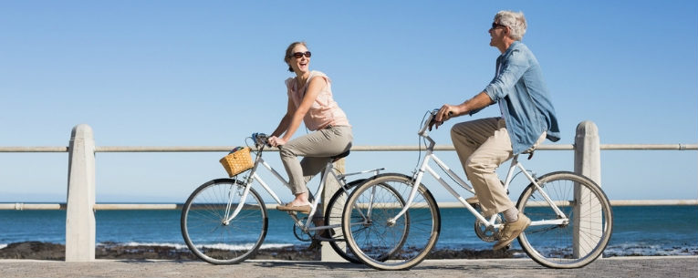Allianz - happy couple on a bike ride on the pier