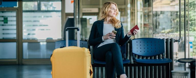 Allianz - woman with suitcase waiting for flight