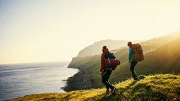 Casal para caminhadas por oceano