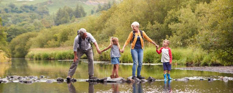 Allianz - grandparents on vacation with grandchildren