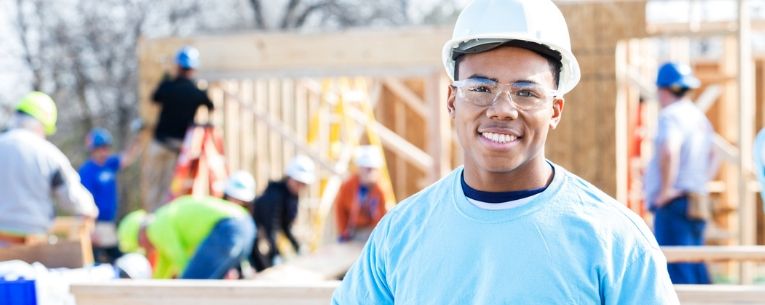 Allianz - young man volunteering on vacation