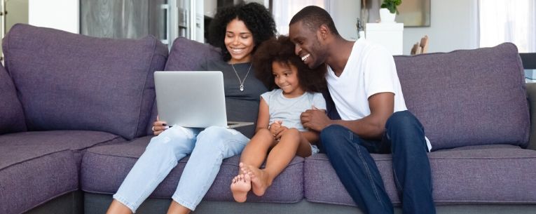 Allianz - family on couch with laptop
