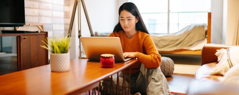 Allianz - woman at table with laptop