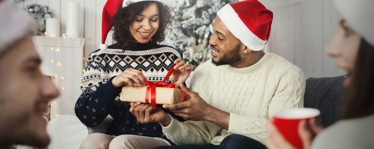 Allianz - opening gifts for the holidays