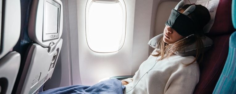 Allianz - traveler sleeping on flight