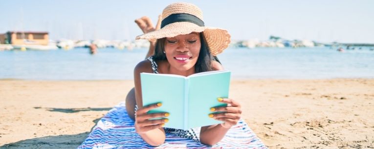 Allianz - traveler reading on the beach