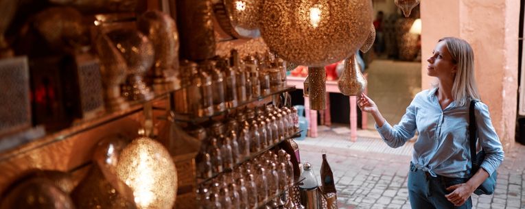 Allianz - traveler shopping for gifts in Morocco