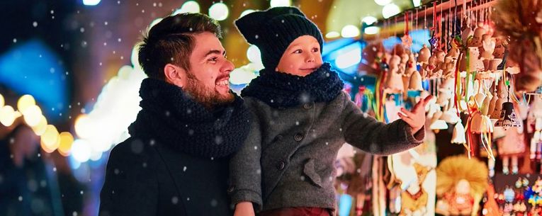 Allianz - father and son visiting a holiday market