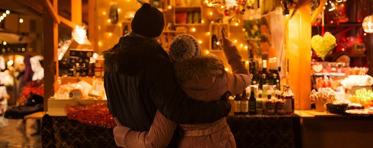 Allianz - couple at holiday market
