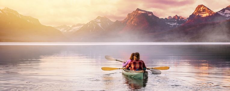 Allianz - couple kayaking on romantic mountain lake