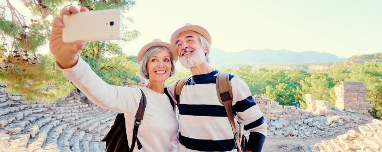 Allianz - two senior travelers taking a selfie together