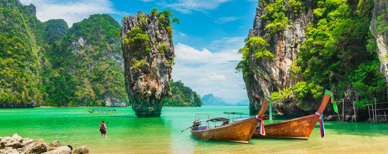 Allianz - traveler with boats in Phang-Nga bay in Thailand