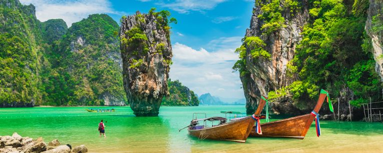 Allianz - traveler with boats in Phang-Nga bay in Thailand