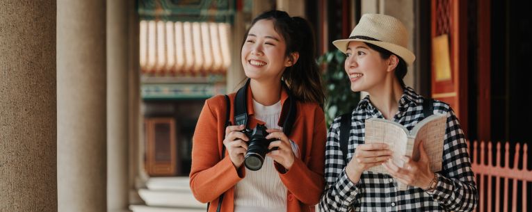 Allianz - two women traveling together