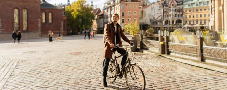 Allianz - man traveling city on a bicycle