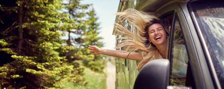 Allianz - female solo traveler in road trip