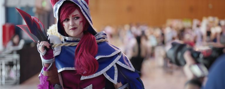 Allianz - woman in cosplay