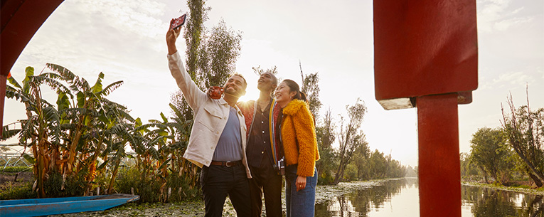 Allianz - travelers taking selfie together