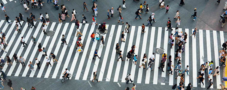 Allianz - people walking in a city