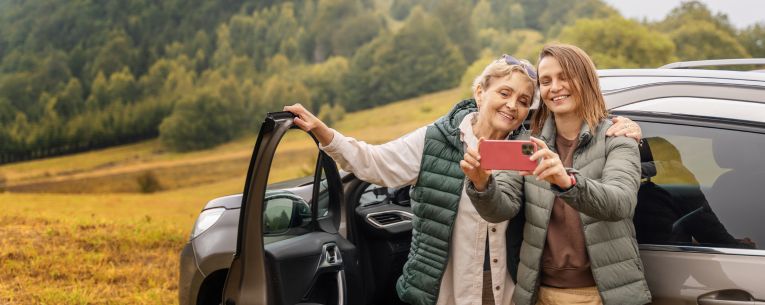 Allianz - mother and daughter on a trip together