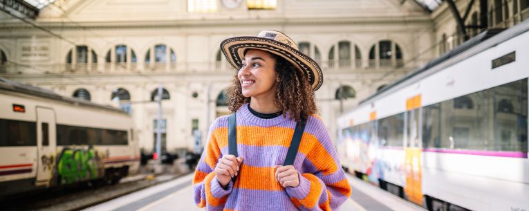 Allianz - traveler in train station