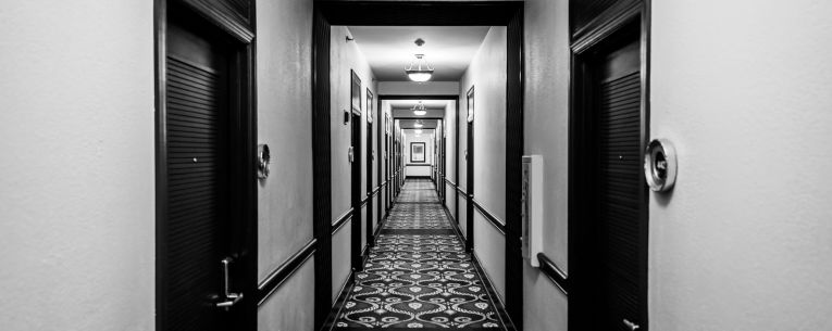 Allianz - eerie hotel hallway