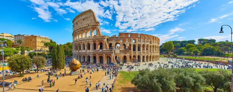 Allianz - crowd of tourists at the colosseum