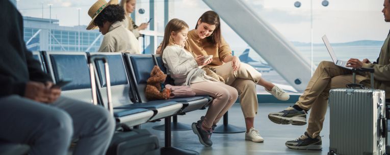 Allianz - family at airport