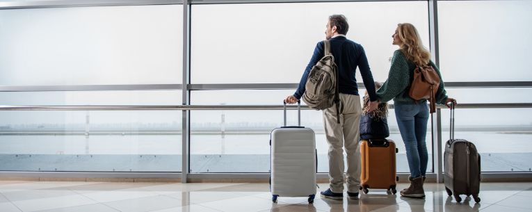 Allianz - travelers with luggage in airport