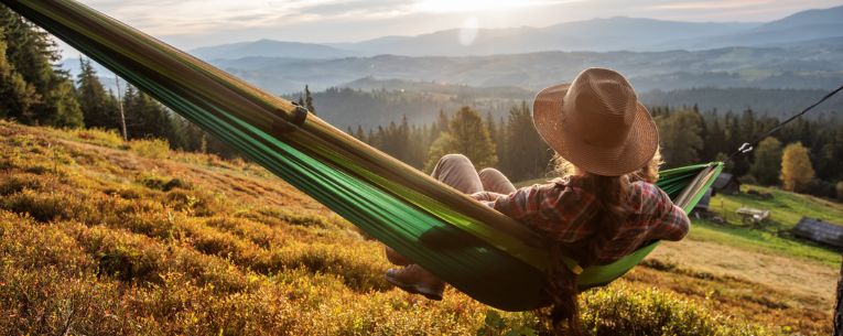 Allianz - hiker resting in hammock