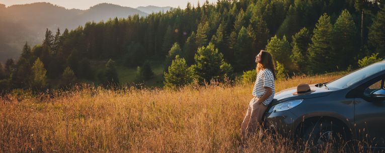 Allianz - traveler enjoying sunset in the mountains