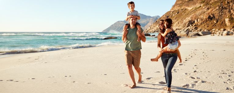 Allianz - family on beach vacation